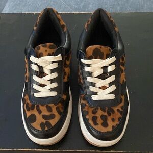 Women’s casual sneakers